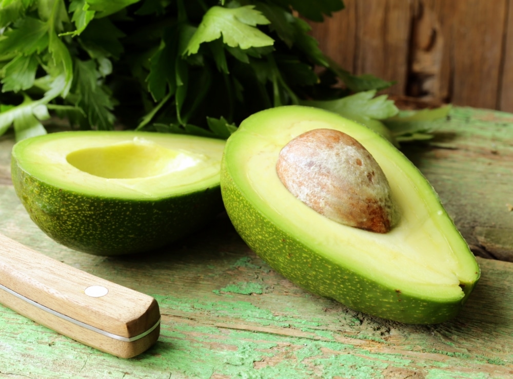 Sais minerais, vitaminas e benefícios ao coração: veja motivos pelos quais você deve consumir mais abacate