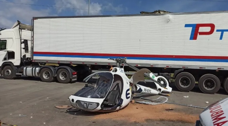 Helicóptero cai e atinge caminhão; passageiros são resgatados com vida
