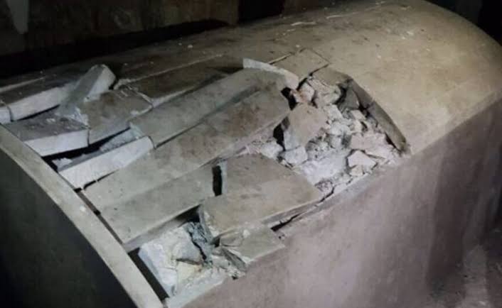 Manifestantes vandalizam e incendeiam o Túmulo de José