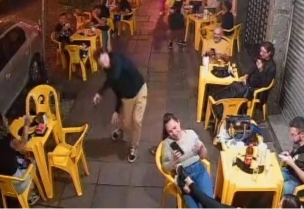 VÍDEO: Homem é “atacado” por barata em bar e reação viraliza nas redes
