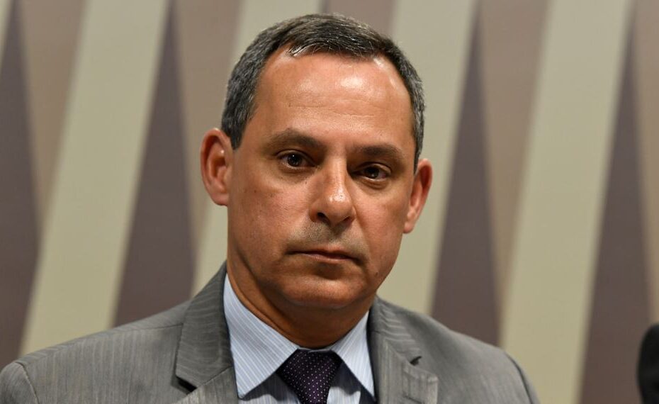Novo presidente da Petrobras toma posse e defende manutenção da política de preços