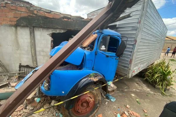 Caminhão invade casa; mulher e criança ficam feridos
