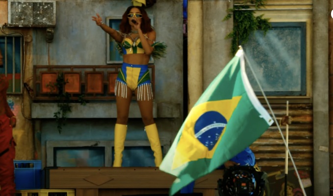 Anitta fala sobre bandeira brasileira e Bolsonaro concorda: “nossa bandeira jamais será vermelha”