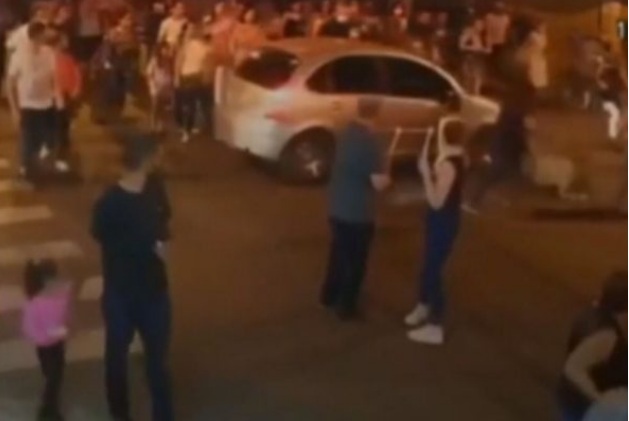 VÍDEO: carro avança sobre procissão e atropela mulher