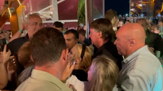 VÍDEO: Bolsonaro vai a pizzaria e é aplaudido por apoiadores