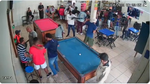 VÍDEO: Homem é morto com tiro de escopeta após passar mão na bunda do atirador em bar