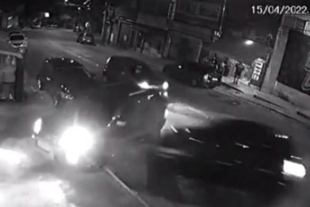 VÍDEO: Homem tenta matar ex-mulher com carro e barra de ferro