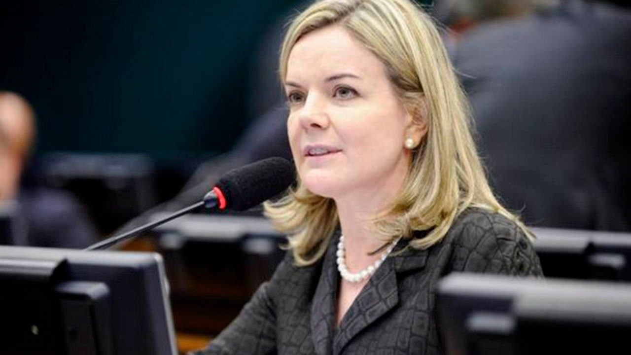 Gleisi Hoffmann critica Bolsonaro por post sobre Anitta: “safado”