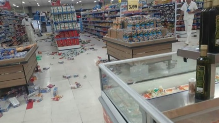VÍDEO: Bando saqueia supermercado