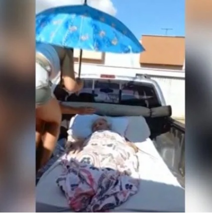 VÍDEO: Sem ambulância, idosa vai a hospital na carroceria de picape
