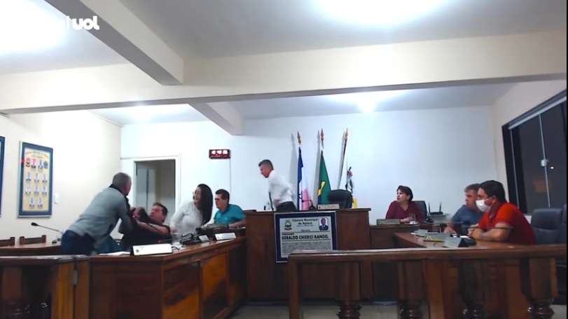 VÍDEO: Vereadores brigam durante sessão na Câmara