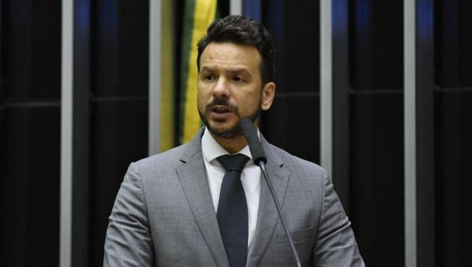 Deputado federal é assaltado e ameaçado com faca