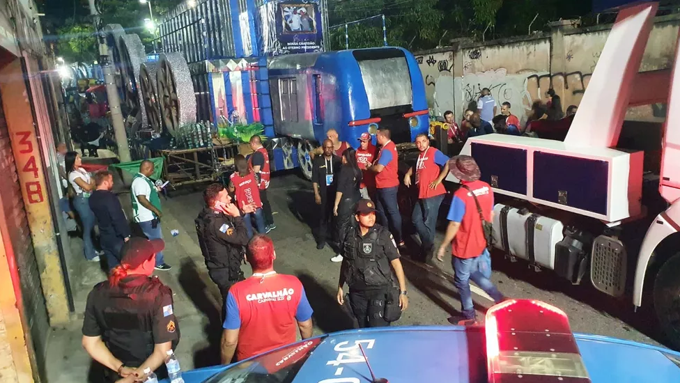 Menina fica ferida em acidente com carro alegórico na saída do Sambódromo do Rio
