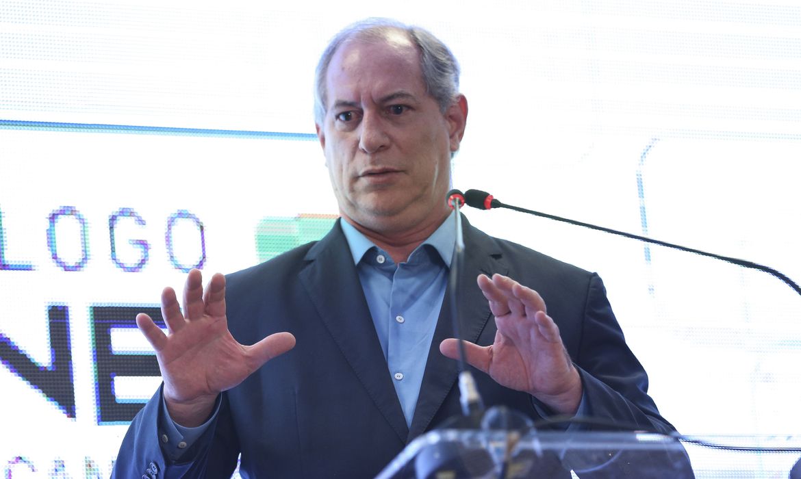 Ciro diz que Lula quer "indultar dezenas de companheiros íntimos que ainda têm contas a pagar à justiça"