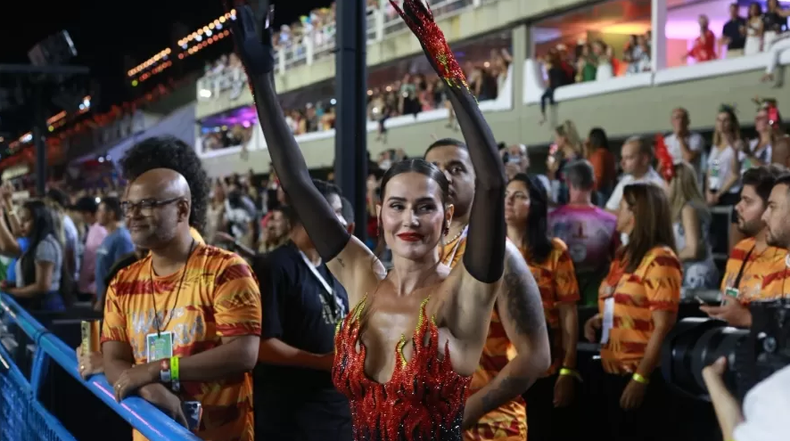 Famosa atriz brasileira usa fantasia sexy com fogo, 'garras' e bumbum de fora