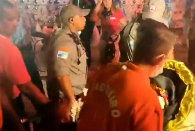 VÍDEO: Mulher é imprensada por carro da Paraíso da Tuiuti na Sapucaí