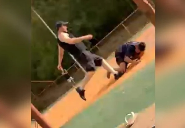 VÍDEO: Incomodado com assobio, homem espanca adolescente de 14 anos