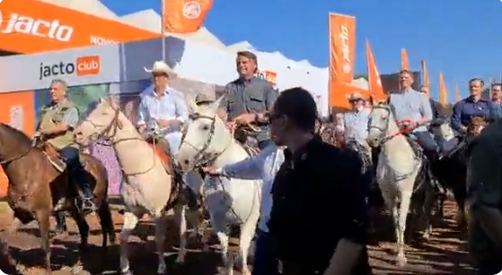 VÍDEO: Bolsonaro participa de cavalgada com apoiadores