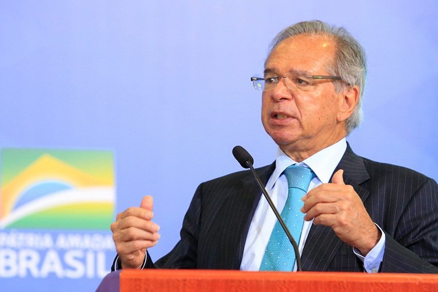Ministro da Economia testa positivo para covid-19 e tem sintomas leves