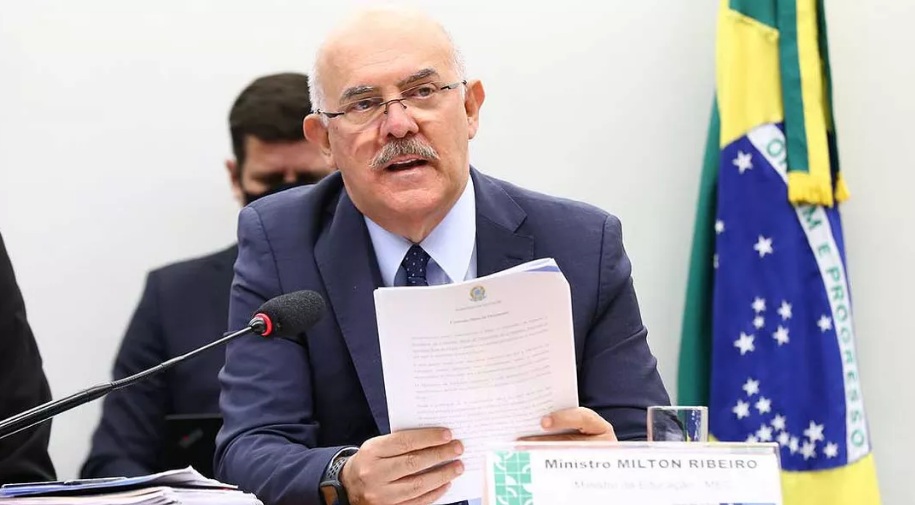 Arma de ex-ministro dispara acidentalmente em aeroporto
