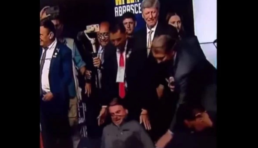 VÍDEO: Bolsonaro leva tombo ao deixar palco de evento