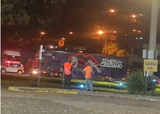 Show de famosa dupla sertaneja é cancelado, público se revolta e ônibus da banda sai escoltado