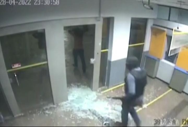 VÍDEO: Explosão e reféns sendo obrigados por bandidos a entrar em banco durante assalto