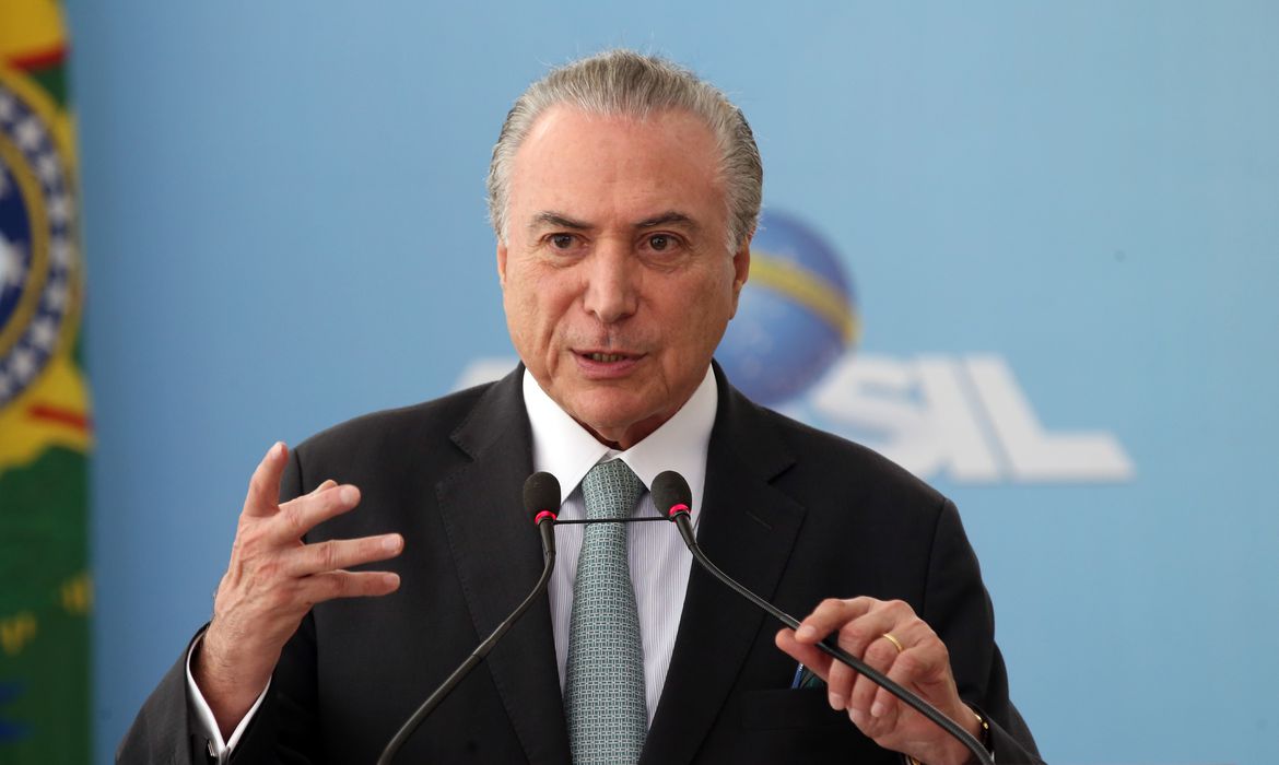 Bolsonaro foi "politicamente inábil" no caso de Silveira, afirma Temer