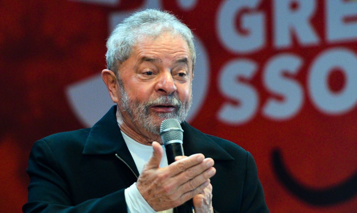 Lula diz que Bolsonaro deveria dar indulto "a meninos de 17, 18, 19, 20 anos que não têm advogado"