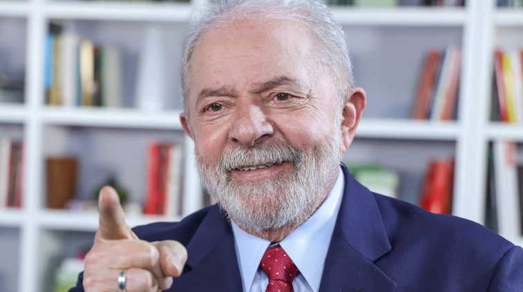 Por falta de público, Lula atrasa discurso em SP