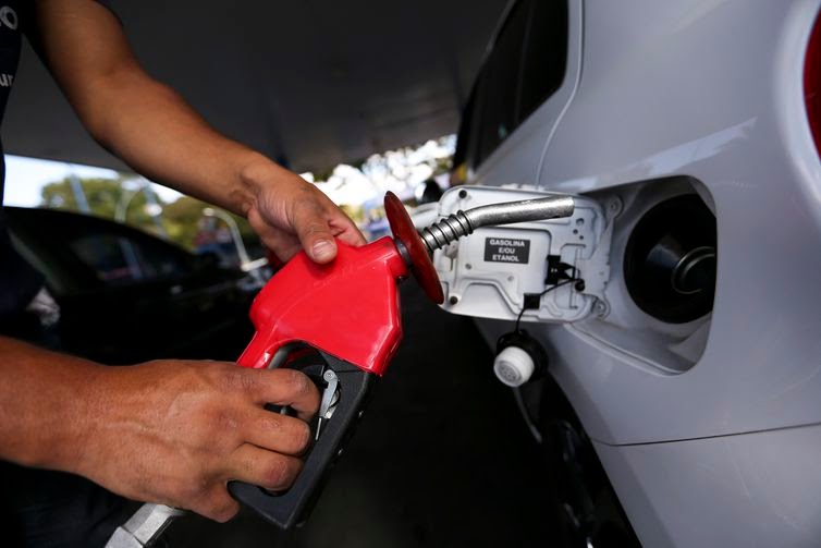 Postos têm até sábado para alterar forma de mostrar preços dos combustíveis