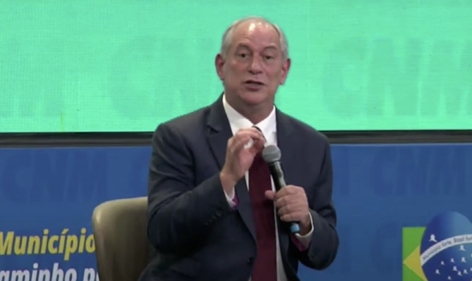Ciro Gomes detona petista: “Esse é aquele que planejou e executou o mensalão e o petrolão?”
