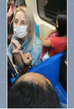 VÍDEO: Mulher loira é acusada de racismo em metrô por dizer a passageira negra que o cabelo dela poderia passar...