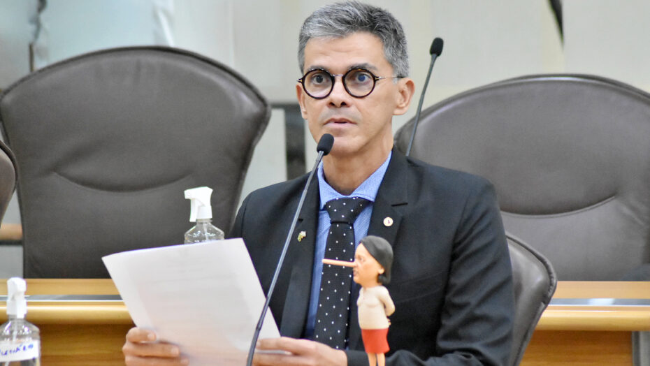 FATÓQUIO: Deputado de oposição leva boneco da governadora para a sessão da Assembleia