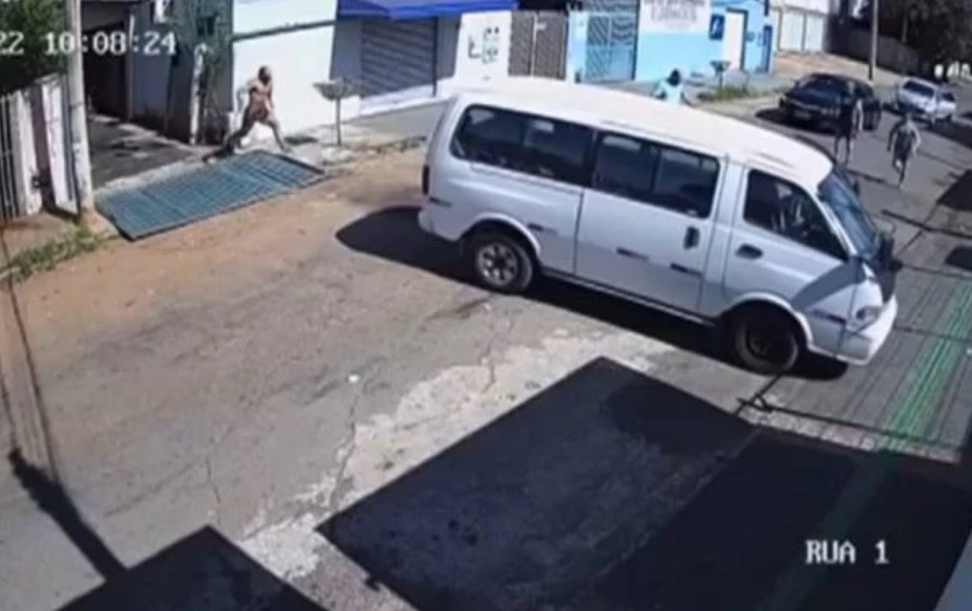 VÍDEO: Criança de 4 anos ‘pilota’ van, derruba portão de casa e atravessa rua com porta aberta