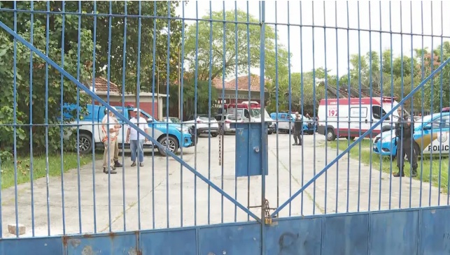 Três alunos são esfaqueados dentro de escola