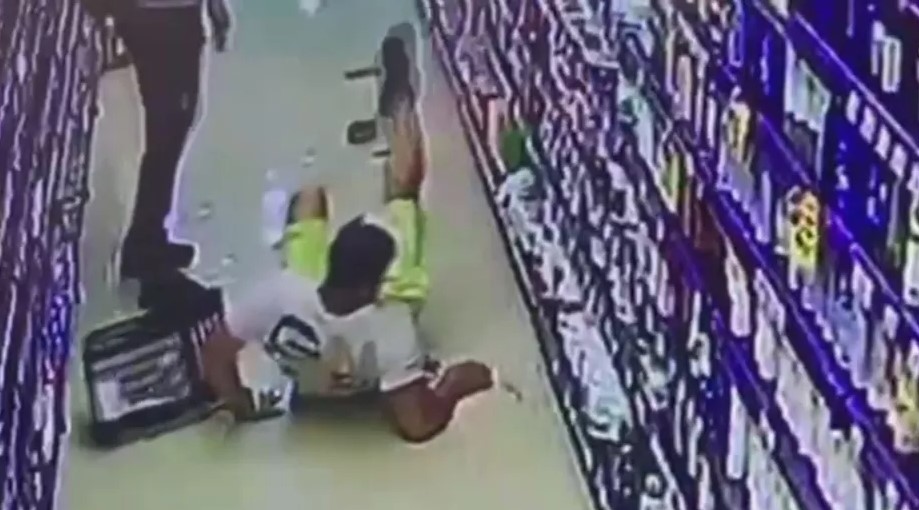 VÍDEO: Câmeras flagram homem simulando quedas em supermercados para pedir indenização