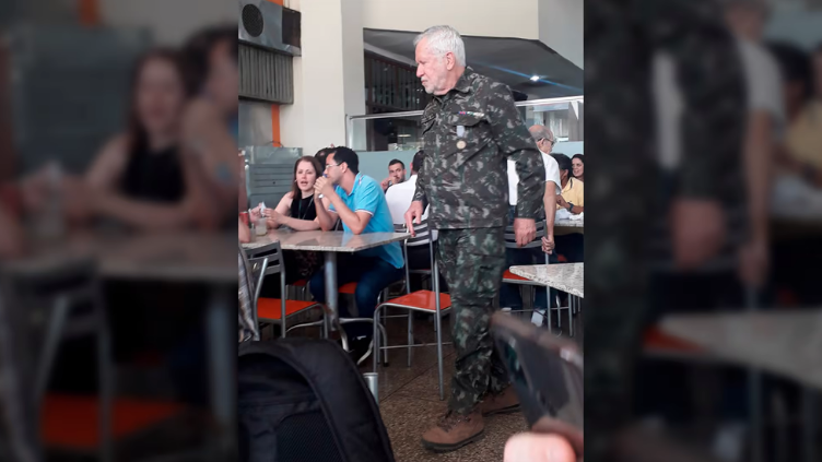 Alexandre Garcia vai de farda a restaurante de Brasília