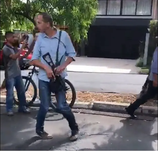 Segurança de Lula é visto com submetralhadora em manifestação no interior de SP