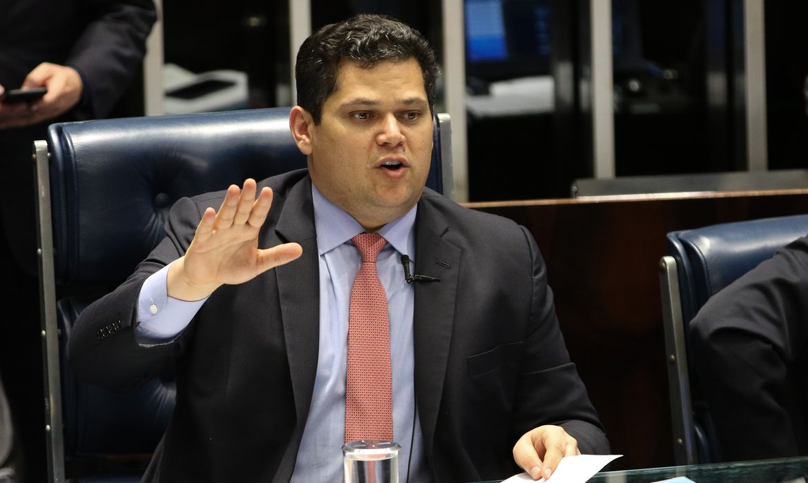 Ex-presidente do Senado é internado com fortes dores abdominais