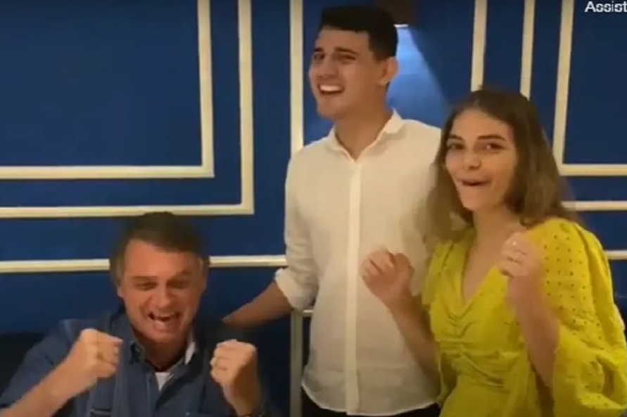 VÍDEO: Em João Pessoa, Bolsonaro comemora noivado de casal