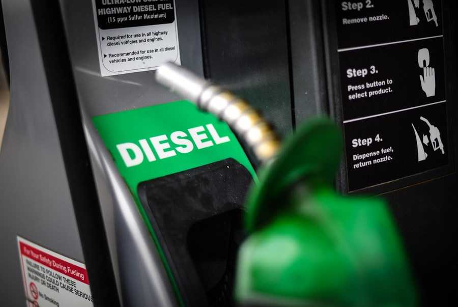 Petrobras anuncia aumento de R$ 0,40 no diesel nas refinarias a partir de terça-feira