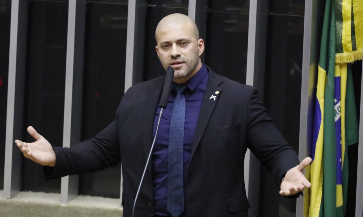 AGU diz ao Supremo que perdão de Bolsonaro a Silveira não pode ser 'questionado'