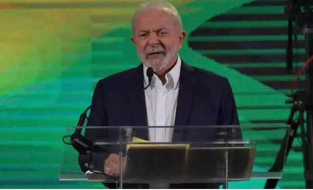Lula recusa descer do transporte para falar com pessoas na rua e deixa Gleisi ‘desconcertada’ em live: “Tanto vagabundo”