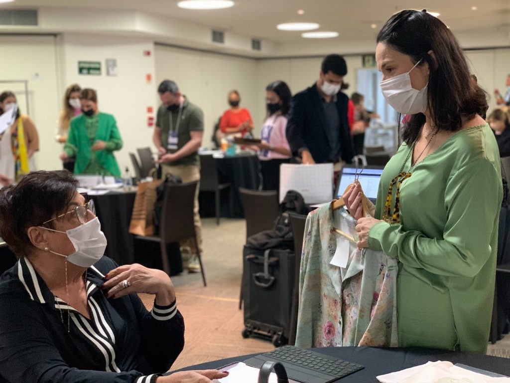 Alunas do curso de modelista do SENAI-RN confeccionam manequim sustentável