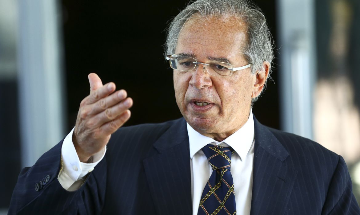 [VÍDEO] Paulo Guedes é interrompido por sindicalista e detona PT: "Roubou e assaltou a Petrobras"