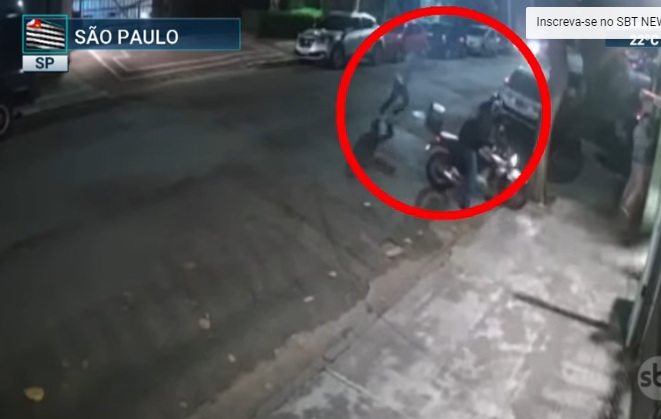 VÍDEO: Ex-sargento da PM reage a assalto, atira e mata 2 bandidos