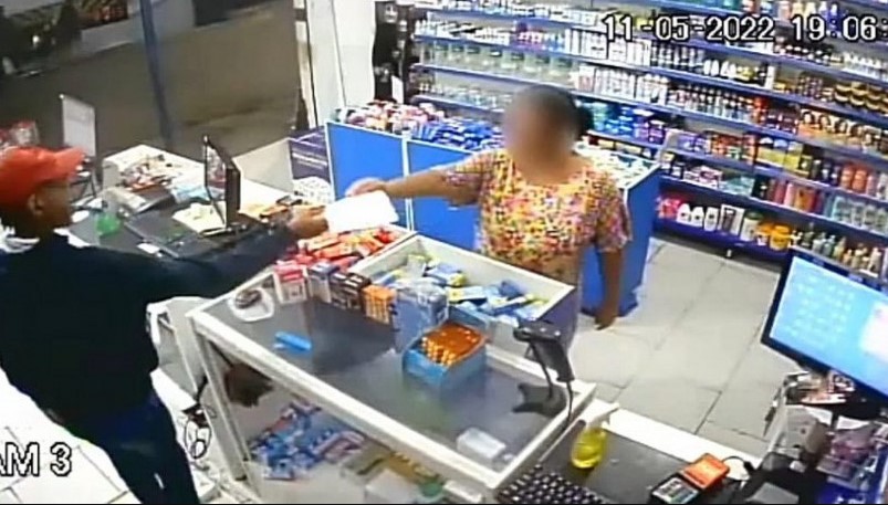 VÍDEO: Mulher entra em farmácia durante assalto e, sem perceber, entrega receita a criminoso