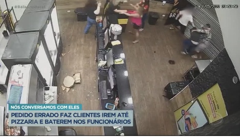 VÍDEO: Funcionários de pizzaria são agredidos por clientes após erro em pedido
