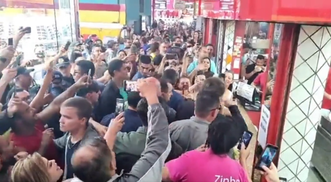 VÍDEO: Bolsonaro vai à feira popular e atrai multidão